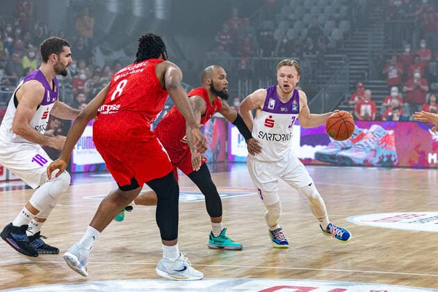 Akil Mitchell (Brose Bamberg, 08), Chris Dowe (Brose Bamberg, 00), Harald Frey (BG Goettingen, 03), Brose Bamberg vs. BG Goettingen, Basketball, easyCredit BBL, 30. Spieltag, 13.04.2022 Brose Bamberg vs. BG Goettingen, Basketball, easyCredit BBL, 30. Spieltag, 13.04.2022 Bamberg Copyright: xEIBNER GuenerxSantemizx BRB_EER