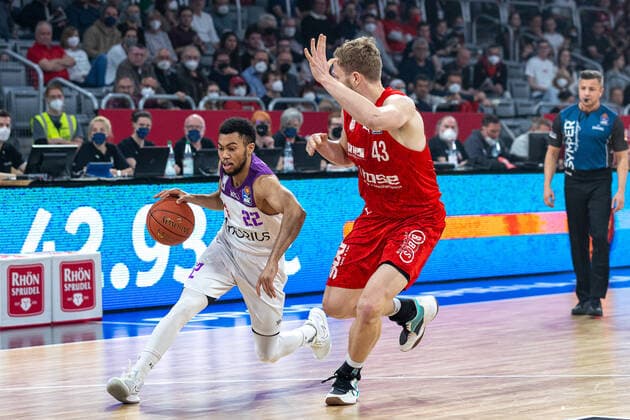 Stephen Brown (BG Goettingen, 22), Christian Sengfelder (Brose Bamberg, 43), Brose Bamberg vs. BG Goettingen, Basketball, easyCredit BBL, 30. Spieltag, 13.04.2022 Brose Bamberg vs. BG Goettingen, Basketball, easyCredit BBL, 30. Spieltag, 13.04.2022 Bamberg Copyright: xEIBNER GuenerxSantemizx BRB_EER