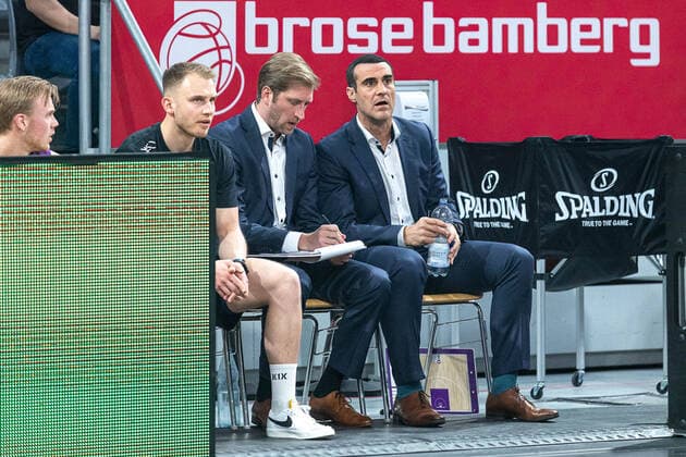 Olivier Foucart (BG Goettingen, Co-Trainer), Roel Moors (BG Goettingen, Trainer), Brose Bamberg vs. BG Goettingen, Basketball, easyCredit BBL, 30. Spieltag, 13.04.2022 Brose Bamberg vs. BG Goettingen, Basketball, easyCredit BBL, 30. Spieltag, 13.04.2022 Bamberg Copyright: xEIBNER GuenerxSantemizx BRB_EER
