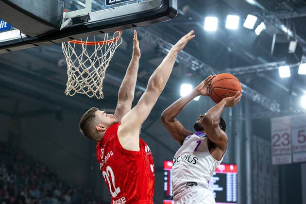 Martinas Geben (Brose Bamberg, 22), Jeremiah Martin (BG Goettingen, 01), Brose Bamberg vs. BG Goettingen, Basketball, easyCredit BBL, 30. Spieltag, 13.04.2022 Brose Bamberg vs. BG Goettingen, Basketball, easyCredit BBL, 30. Spieltag, 13.04.2022 Bamberg Copyright: xEIBNER GuenerxSantemizx BRB_EER