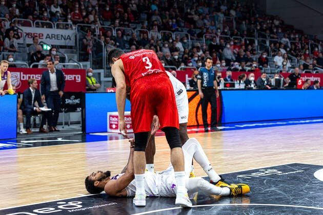Sport Bilder des Tages Jeff Roberson (BG Goettingen, 05), Dominic Lockhart (Brose Bamberg, 03), Brose Bamberg vs. BG Goettingen, Basketball, easyCredit BBL, 30. Spieltag, 13.04.2022 Brose Bamberg vs. BG Goettingen, Basketball, easyCredit BBL, 30. Spieltag, 13.04.2022 Bamberg Copyright: xEIBNER GuenerxSantemizx BRB_EER
