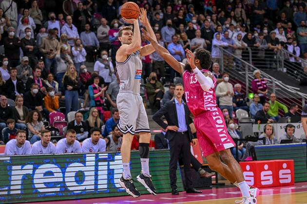 Basketball, BBL, Telekom Baskets Bonn - JobStairs Gießen 46ers easyCredit BBL, Telekom Baskets Bonn vs. JobStairs GIESSEN 46ers, 13.04.2022 Florian Koch (JobStairs GIESSEN 46ers, 21), Javontae Hawkins (Telekom Baskets Bonn, 13), easyCredit BBL, Telekom Baskets Bonn vs. JobStairs GIESSEN 46ers am 13.04.2022 im Telekom Dome, Bonn (Nordrhein-Westfalen) Copyright: xBEAUTIFULxSPORTS Mueller-Laschetx