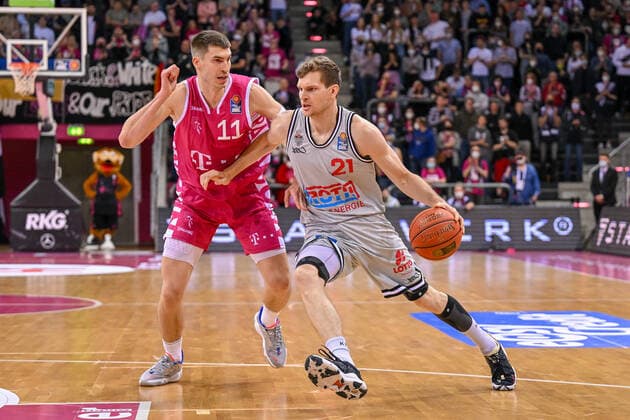 Basketball, BBL, Telekom Baskets Bonn - JobStairs Gießen 46ers easyCredit BBL, Telekom Baskets Bonn vs. JobStairs GIESSEN 46ers, 13.04.2022 Florian Koch (JobStairs GIESSEN 46ers, 21), Oleksandr Lypovyy (Telekom Baskets Bonn, 11), easyCredit BBL, Telekom Baskets Bonn vs. JobStairs GIESSEN 46ers am 13.04.2022 im Telekom Dome, Bonn (Nordrhein-Westfalen) Copyright: xBEAUTIFULxSPORTS Mueller-Laschetx