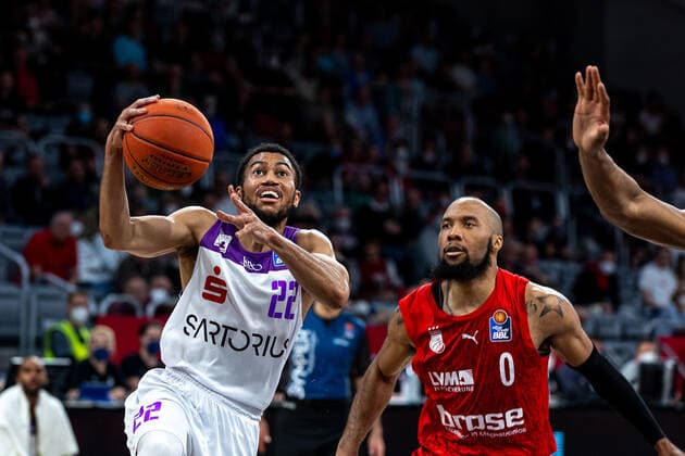 Stephen Brown (BG Goettingen, 22), Chris Dowe (Brose Bamberg, 00), Brose Bamberg vs. BG Goettingen, Basketball, easyCredit BBL, 30. Spieltag, 13.04.2022 Brose Bamberg vs. BG Goettingen, Basketball, easyCredit BBL, 30. Spieltag, 13.04.2022 Bamberg Copyright: xEIBNER GuenerxSantemizx BRB_EER