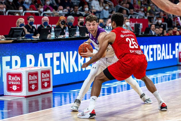 Haris Hujic (BG Goettingen, 10), Kenneth Ogbe (Brose Bamberg, 25), Brose Bamberg vs. BG Goettingen, Basketball, easyCredit BBL, 30. Spieltag, 13.04.2022 Brose Bamberg vs. BG Goettingen, Basketball, easyCredit BBL, 30. Spieltag, 13.04.2022 Bamberg Copyright: xEIBNER GuenerxSantemizx BRB_EER