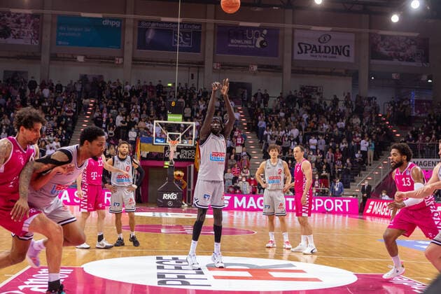 Basketball, BBL, Telekom Baskets Bonn - JobStairs Gießen 46ers GER, Telekom Baskets Bonn gegen JobStairs Giessen 46ers, Basketball, 1.Bundesliga, EASYCREDIT BBL, 30. Spieltag, Spielzeit 2021 22, 13.04.2022, Location: Telekom Dome in Bonn GER, Telekom Baskets Bonn gegen JobStairs Giessen 46ers, Basketball, 1.Bundesliga, EASYCREDIT BBL, 30. Spieltag, Spielzeit 2021 22, 13.04.2022, Location: Telekom Dome in Bonn Foto: Gerhard Wingender Bonn Copyright: xEibner-Pressefotox xGerhardxWingx EP_GWR