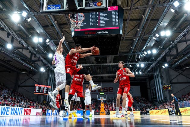 Mathis Moenninghoff (BG Goettingen, 17), Dominic Lockhart (Brose Bamberg, 03), Brose Bamberg vs. BG Goettingen, Basketball, easyCredit BBL, 30. Spieltag, 13.04.2022 Brose Bamberg vs. BG Goettingen, Basketball, easyCredit BBL, 30. Spieltag, 13.04.2022 Bamberg Copyright: xEIBNER GuenerxSantemizx BRB_EER