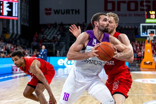 Harper Kamp (BG Goettingen, 18), Christian Sengfelder (Brose Bamberg, 43), Brose Bamberg vs. BG Goettingen, Basketball, easyCredit BBL, 30. Spieltag, 13.04.2022 Brose Bamberg vs. BG Goettingen, Basketball, easyCredit BBL, 30. Spieltag, 13.04.2022 Bamberg Copyright: xEIBNER GuenerxSantemizx BRB_EER