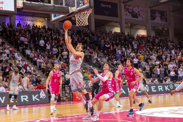 Basketball, BBL, Telekom Baskets Bonn - JobStairs Gießen 46ers Florian Koch (JobStairs Giessen 46ers, 21), Saulius Kulvietis (Telekom Baskets Bonn, 10), Michael Kessens (Telekom Baskets Bonn, 6) GER, Telekom Baskets Bonn gegen JobStairs Giessen 46ers, Basketball, 1.Bundesliga, EASYCREDIT BBL, 30. Spieltag, Spielzeit 2021 22, 13.04.2022, Location: Telekom Dome in Bonn GER, Telekom Baskets Bonn gegen JobStairs Giessen 46ers, Basketball, 1.Bundesliga, EASYCREDIT BBL, 30. Spieltag, Spielzeit 2021 22, 13.04.2022, Location: Telekom Dome in Bonn Foto: Gerhard Wingender Bonn Copyright: xEibner-Pressefotox xGerhardxWingenderx EP_GWR