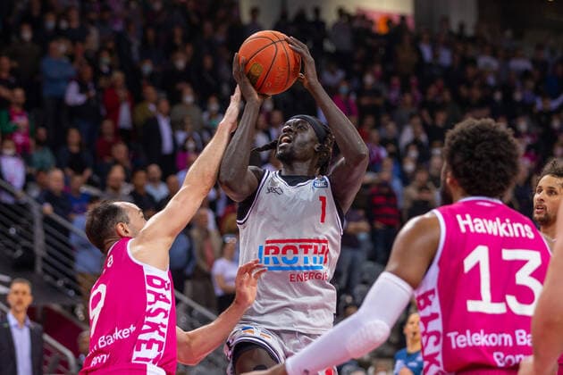Basketball, BBL, Telekom Baskets Bonn - JobStairs Gießen 46ers Nuni Omot (JobStairs Giessen 46ers, 1) GER, Telekom Baskets Bonn gegen JobStairs Giessen 46ers, Basketball, 1.Bundesliga, EASYCREDIT BBL, 30. Spieltag, Spielzeit 2021 22, 13.04.2022, Location: Telekom Dome in Bonn GER, Telekom Baskets Bonn gegen JobStairs Giessen 46ers, Basketball, 1.Bundesliga, EASYCREDIT BBL, 30. Spieltag, Spielzeit 2021 22, 13.04.2022, Location: Telekom Dome in Bonn Foto: Gerhard Wingender Bonn Copyright: xEibner-Pressefotox xGerhardxWingenderx EP_GWR