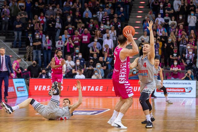 Basketball, BBL, Telekom Baskets Bonn - JobStairs Gießen 46ers Bjarne Kraushaar (JobStairs Giessen 46ers, 4) GER, Telekom Baskets Bonn gegen JobStairs Giessen 46ers, Basketball, 1.Bundesliga, EASYCREDIT BBL, 30. Spieltag, Spielzeit 2021 22, 13.04.2022, Location: Telekom Dome in Bonn GER, Telekom Baskets Bonn gegen JobStairs Giessen 46ers, Basketball, 1.Bundesliga, EASYCREDIT BBL, 30. Spieltag, Spielzeit 2021 22, 13.04.2022, Location: Telekom Dome in Bonn Foto: Gerhard Wingender Bonn Copyright: xEibner-Pressefotox xGerhardxWingenderx EP_GWR