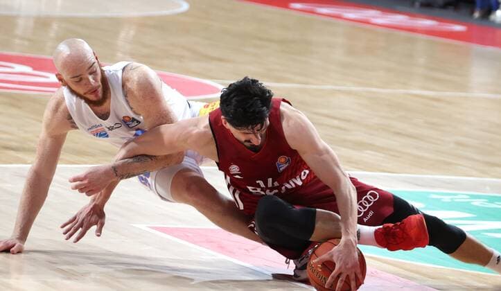 Basketball, BBL, FC Bayern München - SYNTAINICS MBC Weisenfels 30 UPSHAW vs Bayerns 14 Nihad DJEDOVIC. Basketball, FC Bayern - MBC Weissenfels, am 13.04.2022, Basketball Bundesliga, FC Bayern München Basketball - SYNTAINICS Mitteldeutscher Basketball Club, Saison 2021-2022, in Muenchen, A U D I D O M E, Deutschland. Quelle Copyright Credit : Oryk HAIST