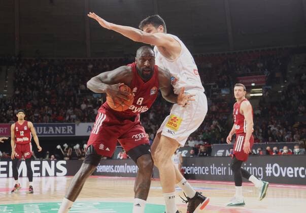 Basketball, BBL, FC Bayern München - SYNTAINICS MBC Bayerns 8 Othello HUNTER vs Weisenfels 23 HUSKIC. Basketball, FC Bayern - MBC Weissenfels, am 13.04.2022, Basketball Bundesliga, FC Bayern München Basketball - SYNTAINICS Mitteldeutscher Basketball Club, Saison 2021-2022, in Muenchen, A U D I D O M E, Deutschland. Quelle Copyright Credit : Oryk HAIST
