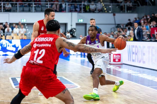 Justin Robinson (Brose Bamberg, 12), Dominic Lockhart (Brose Bamberg, 03), Jeremiah Martin (BG Goettingen, 01), Brose Bamberg vs. BG Goettingen, Basketball, easyCredit BBL, 30. Spieltag, 13.04.2022 Brose Bamberg vs. BG Goettingen, Basketball, easyCredit BBL, 30. Spieltag, 13.04.2022 Bamberg Copyright: xEIBNER GuenerxSantemizx BRB_EER