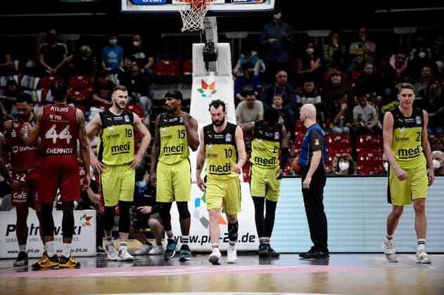Frust bei der Mannschaft von medi Bayreuth um Martynas Sajus (19), Terry Allen (15), Bastian Doreth (10), Sacar Anim (2) und Janari Joesaar Joesaar (21) medi Bayreuth vs Niners Chemnitz. Basketball, BBL, Saison 2021 2022, 30. Spieltag, 13.04.2022 medi Bayreuth vs Niners Chemnitz. Basketball, BBL, Saison 2021 2022, 30. Spieltag, 13.04.2022 Bayreuth Copyright: xEIBNER ErikxHillmerx EP_EHR