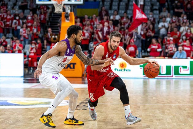 Jeff Roberson (BG Goettingen, 05), Tomas Kyzlink (Brose Bamberg, 77), Brose Bamberg vs. BG Goettingen, Basketball, easyCredit BBL, 30. Spieltag, 13.04.2022 Brose Bamberg vs. BG Goettingen, Basketball, easyCredit BBL, 30. Spieltag, 13.04.2022 Bamberg Copyright: xEIBNER GuenerxSantemizx BRB_EER