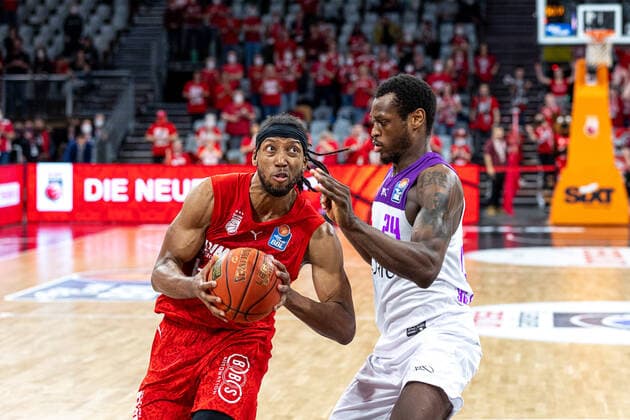 Akil Mitchell (Brose Bamberg, 08), Nate Grimes (BG Goettingen, 24), Brose Bamberg vs. BG Goettingen, Basketball, easyCredit BBL, 30. Spieltag, 13.04.2022 Brose Bamberg vs. BG Goettingen, Basketball, easyCredit BBL, 30. Spieltag, 13.04.2022 Bamberg Copyright: xEIBNER GuenerxSantemizx BRB_EER