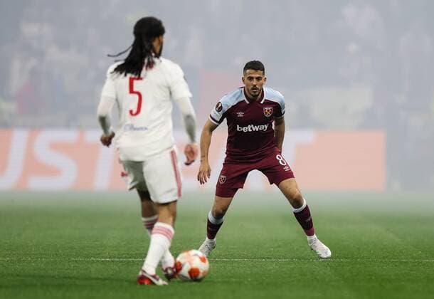 Mandatory Credit: Photo by Simon Dael Shutterstock (12893327an) Pablo Fornals of West Ham United and Jason Denayer of Lyon Olympique Lyonnais v West Ham United, UEFA Europa League, Quarter Final, Second Leg, Football, Groupama Stadium, Lyon, France - 14 Apr 2022 EDITORIAL USE ONLY No use with unauthorised audio, video, data, fixture lists, club league logos or live services. Online in-match use limited to 120 images, no video emulation. No use in betting, games or single club league player publications. Olympique Lyonnais v West Ham United, UEFA Europa League, Quarter Final, Second Leg, Football, Groupama Stadium, Lyon, France - 14 Apr 2022 EDITORIAL USE ONLY No use with unauthorised audio, video, data, fixture lists, club league logos or live services. Online in-match use limited to 120 images, no video emulation. No use in betting, games or single club league player publications. Copyright: xSimonxDael Shutterstockx 12893327an