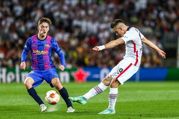 Sport Bilder des Tages Rafael Borre (Eintracht Frankfurt, 19) schießt schiesst das Tor zum 0:2, ESP, FC Barcelona, Barca vs. Eintracht Frankfurt, Europa League - Viertelfinale, Spielzeit 2021 2022, 14.04.2022, DFB DFL regulations prohibit any use of photographs as image sequences and or quasi-video., ESP, FC Barcelona vs. Eintracht Frankfurt, Europa League - Viertelfinale, Spielzeit 2021 2022, 14.04.2022 Barcelona Copyright: xEibner-Pressefoto BoiaxGabrielx EP_EEP
