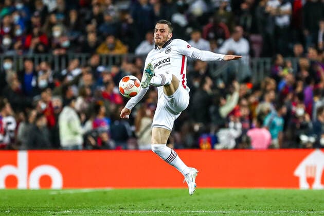 Filip Kostic (Eintracht Frankfurt, 10) am Ball, in Aktion, Einzelaktion, ESP, FC Barcelona, Barca vs. Eintracht Frankfurt, Europa League - Viertelfinale, Spielzeit 2021 2022, 14.04.2022, DFB DFL regulations prohibit any use of photographs as image sequences and or quasi-video., ESP, FC Barcelona vs. Eintracht Frankfurt, Europa League - Viertelfinale, Spielzeit 2021 2022, 14.04.2022 Barcelona Copyright: xEibner-Pressefoto BoiaxGabrielx EP_EEP