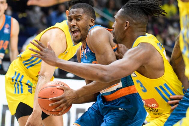 v.l. Semaj Christon (ratiopharm Ulm, 0), Jaleen Smith (Alba Berlin, 03), Zweikampf, Action, Kampf, GER, Alba Berlin vs rationpharm ulm, BBL, Basketball - Bundesliga - Maenner, 31. Spieltag, Saison 2021 2022, 15.04.2022, GER, Alba Berlin vs rationpharm ulm, BBL, Basketball - Bundesliga - Maenner, 31. Spieltag, Saison 2021 2022, 15.04.2022, Berlin Copyright: xEibner-Pressefoto UwexKochx EP_UKH