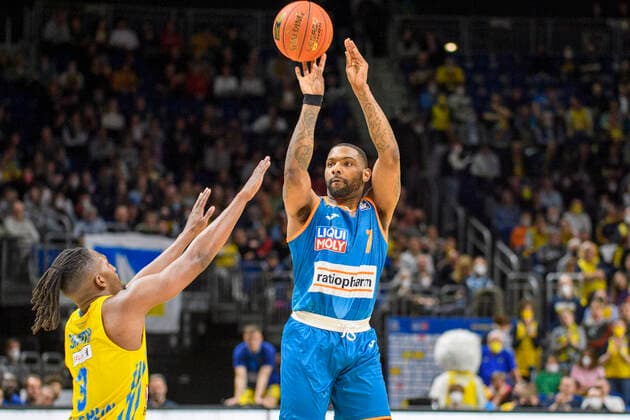 v.l. Jaleen Smith (Alba Berlin, 03), Sindarius Thornwell (ratiopharm Ulm, 07), Zweikampf, Action, Kampf, GER, Alba Berlin vs rationpharm ulm, BBL, Basketball - Bundesliga - Maenner, 31. Spieltag, Saison 2021 2022, 15.04.2022, GER, Alba Berlin vs rationpharm ulm, BBL, Basketball - Bundesliga - Maenner, 31. Spieltag, Saison 2021 2022, 15.04.2022, Berlin Copyright: xEibner-Pressefoto UwexKochx EP_UKH