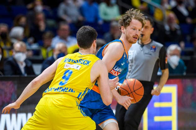 v.l. Jonas Mattisseck (Alba Berlin, 09), Per Guenther (ratiopharm Ulm, 06), Zweikampf, Action, Kampf, GER, Alba Berlin vs rationpharm ulm, BBL, Basketball - Bundesliga - Maenner, 31. Spieltag, Saison 2021 2022, 15.04.2022, GER, Alba Berlin vs rationpharm ulm, BBL, Basketball - Bundesliga - Maenner, 31. Spieltag, Saison 2021 2022, 15.04.2022, Berlin Copyright: xEibner-Pressefoto UwexKochx EP_UKH
