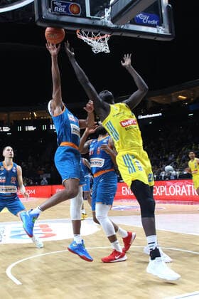 DEU, easyCredit BBL, ALBA vs. Ratiofarm Ulm, 15.04.2022, Mercedes-Benz-Arena, Berlin, DEU, easyCredit BBL, ALBA vs. Ratiofarm Ulm, im Bild Christ Koumadje (ALBA Berlin 21), SEAN EVANS (ratiopharm Ulm 5), JARON BLOSSOMGAME (ratiopharm Ulm 4) Foto: Juergen Engler nordphoto GmbH