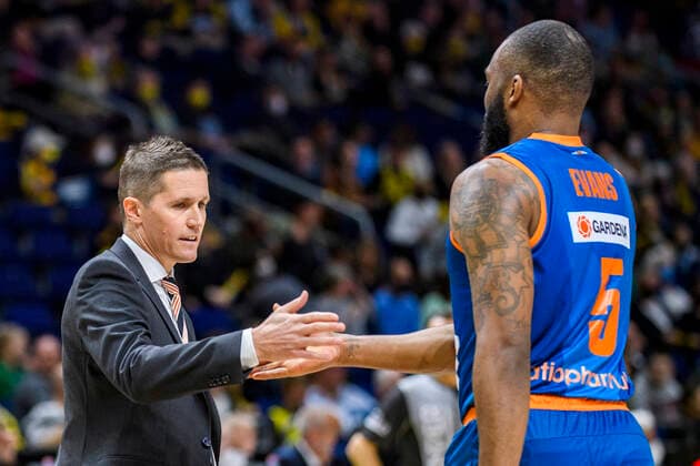 v.l. Head Coach Jaka Lakovic (ratiopharm Ulm), Sean Evans (ratiopharm Ulm, 05), geben sich zum Wechsel die Hand, GER, Alba Berlin vs rationpharm ulm, BBL, Basketball - Bundesliga - Maenner, 31. Spieltag, Saison 2021 2022, 15.04.2022, GER, Alba Berlin vs rationpharm ulm, BBL, Basketball - Bundesliga - Maenner, 31. Spieltag, Saison 2021 2022, 15.04.2022, Berlin Copyright: xEibner-Pressefoto UwexKochx EP_UKH