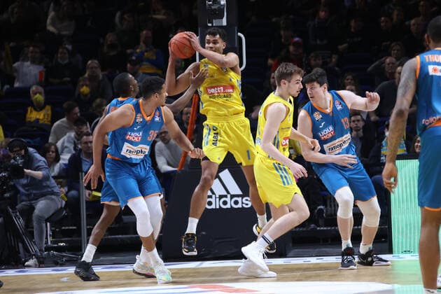 DEU, easyCredit BBL, ALBA vs. Ratiofarm Ulm, 15.04.2022, Mercedes-Benz-Arena, Berlin, DEU, easyCredit BBL, ALBA vs. Ratiofarm Ulm, im Bild Oscar da Silva (ALBA Berlin 1), Malte Delow (ALBA Berlin 6), KARIM JALLOW (ratiopharm Ulm 35), NICOLAS BRETZEL (ratiopharm Ulm 13) Foto: Juergen Engler nordphoto GmbH