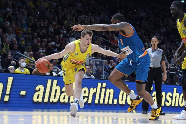 DEU, easyCredit BBL, ALBA vs. Ratiofarm Ulm, 15.04.2022, Mercedes-Benz-Arena, Berlin, DEU, easyCredit BBL, ALBA vs. Ratiofarm Ulm, im Bild Malte Delow (ALBA Berlin 6), SINDARIUS THORNWELL (ratiopharm Ulm 7) Foto: Juergen Engler nordphoto GmbH