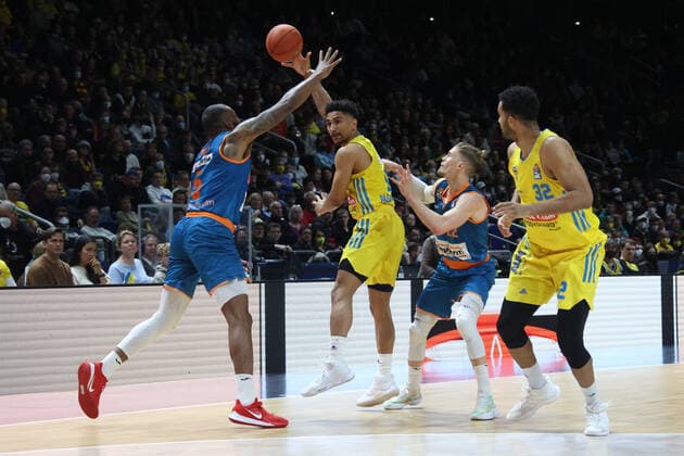 DEU, easyCredit BBL, ALBA vs. Ratiofarm Ulm, 15.04.2022, Mercedes-Benz-Arena, Berlin, DEU, easyCredit BBL, ALBA vs. Ratiofarm Ulm, im Bild Oscar da Silva (ALBA Berlin 1), Johannes Thiemann (ALBA Berlin 32), SEAN EVANS (ratiopharm Ulm 5), Thomas Klepeisz (ratiopharm Ulm 22) Foto: Juergen Engler nordphoto GmbH