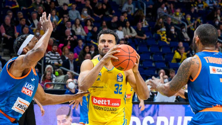 v.l. Jaron Blossomgame (ratiopharm Ulm, 04), Johannes Thiemann (Alba Berlin, 32), Sindarius Thornwell (ratiopharm Ulm, 07), Zweikampf, Action, Kampf, GER, Alba Berlin vs rationpharm ulm, BBL, Basketball - Bundesliga - Maenner, 31. Spieltag, Saison 2021 2022, 15.04.2022, GER, Alba Berlin vs rationpharm ulm, BBL, Basketball - Bundesliga - Maenner, 31. Spieltag, Saison 2021 2022, 15.04.2022, Berlin Copyright: xEibner-Pressefoto UwexKochx EP_UKH