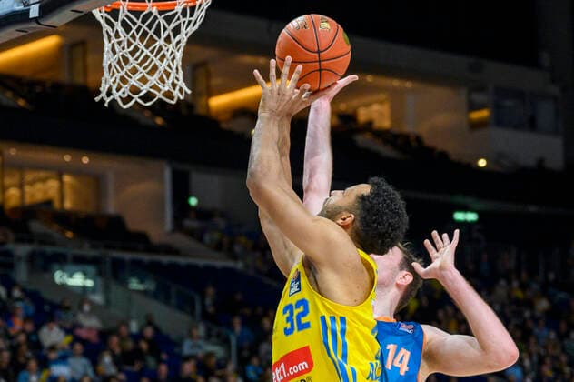 v.l. Johannes Thiemann (Alba Berlin, 32), Philipp Herkenhoff (ratiopharm Ulm, 14), Zweikampf am Korb, Action, Kampf, GER, Alba Berlin vs rationpharm ulm, BBL, Basketball - Bundesliga - Maenner, 31. Spieltag, Saison 2021 2022, 15.04.2022, GER, Alba Berlin vs rationpharm ulm, BBL, Basketball - Bundesliga - Maenner, 31. Spieltag, Saison 2021 2022, 15.04.2022, Berlin Copyright: xEibner-Pressefoto UwexKochx EP_UKH