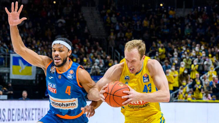 v.l. Jaron Blossomgame (ratiopharm Ulm, 04), Luke Sikma (Alba Berlin, 43), Zweikampf, Action, Kampf, GER, Alba Berlin vs rationpharm ulm, BBL, Basketball - Bundesliga - Maenner, 31. Spieltag, Saison 2021 2022, 15.04.2022, GER, Alba Berlin vs rationpharm ulm, BBL, Basketball - Bundesliga - Maenner, 31. Spieltag, Saison 2021 2022, 15.04.2022, Berlin Copyright: xEibner-Pressefoto UwexKochx EP_UKH