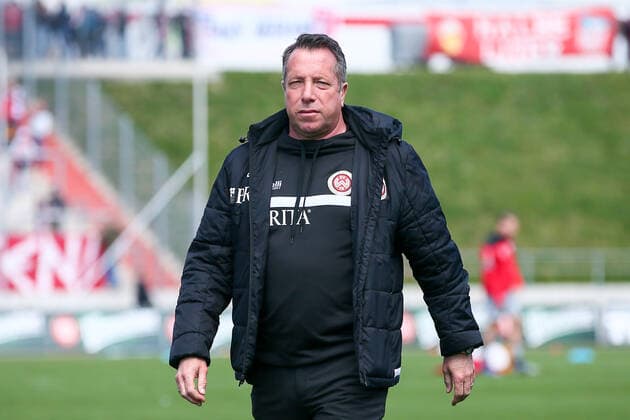 Zwickau, 16.04.2022, GGZ-Arena, Fußball, Männer, 3. Liga, Saison 2021 2022, 34. Spieltag , FSV Zwickau - SV Wehen Wiesbaden , Im Bild: Trainer Markus Kauczinski, Wehen Wiesbaden , Gemäß den Vorgaben des DFB, Deutscher Fußball Bund, ist es untersagt, in dem Stadion und oder vom Spiel angefertigte Fotoaufnahmen in Form von Sequenzbildern und oder videoähnlichen Fotostrecken zu verwerten bzw. verwerten zu lassen. DFB regulations prohibit any use of photographs as image sequences and or quasi-video.