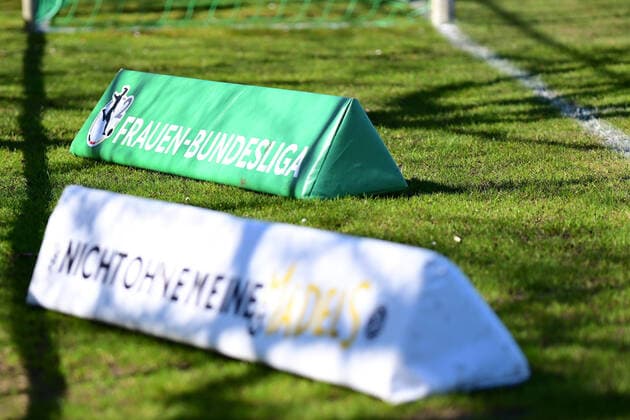 Fußball I Frauen I Saison 2021-2022 I 2. Frauen-Bundesliga I 20. Spieltag I SV Henstedt-Ulzburg - SV 07 Elversberg I 17.04.2022 Symbol, Symbolfoto, Symbolbild, Sinnbild, Bildsymbol, Darstellung, Signum: nicht ohne meine Mädels, DFB, Frauen, Fußball, Fussball, Plakat, Aufsteller, nicht, ohne, meine, mädels, Frauen-Bundesliga, Frauenbundesliga, Frauen, Bundesliga, Henstedt-Ulzburg Schäferkampsweg Schleswig-Holstein Deutschland Copyright: xLobeca FelixxSchlikisx