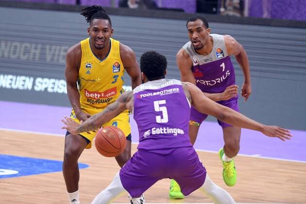 Jaleen Smith (Alba Berlin)) (am Ball), Jeremiah Martin (BG Goettingen) (hinten, R),Jeff Roberson (BG Goettingen) (NR 5) , Basketball, Bundesliga, BBL, BG Goettingen - Alba Berlin, 17.04.2022, BG Goettingen - Alba Berlin, Basketball, Bundesliga, GER, BBL, 17.04.2022 Goettingen Copyright: xEibner-Pressefotox-xRolandxSippelx