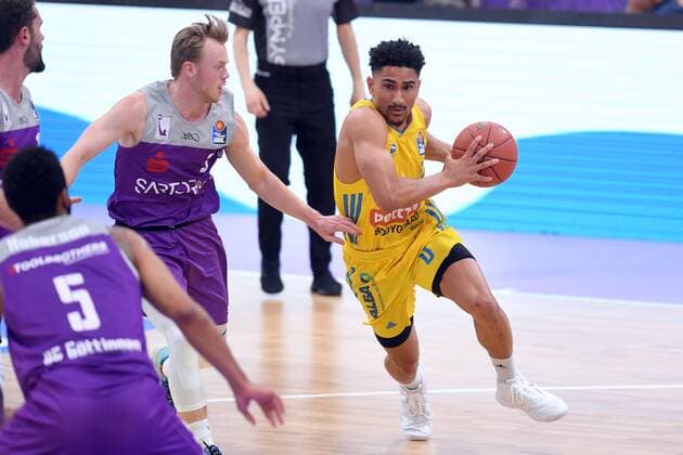 Maodo Lo (Alba Berlin) (am Ball), Harald Frey (BG Goettingen) (L), Jeff Roberson (BG Goettingen) (NR 5) , Basketball, Bundesliga, BBL, BG Goettingen - Alba Berlin, 17.04.2022, BG Goettingen - Alba Berlin, Basketball, Bundesliga, GER, BBL, 17.04.2022 Goettingen Copyright: xEibner-Pressefotox-xRolandxSippelx