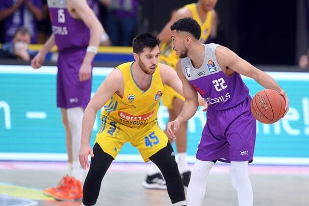 Stephen Brown Jr. (BG Goettingen) (am Ball), Tamir Blatt (Alba Berlin) (L) , Basketball, Bundesliga, BBL, BG Goettingen - Alba Berlin, 17.04.2022, BG Goettingen - Alba Berlin, Basketball, Bundesliga, GER, BBL, 17.04.2022 Goettingen Copyright: xEibner-Pressefotox-xRolandxSippelx