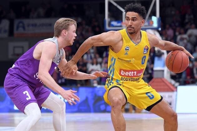 Maodo Lo (Alba Berlin) (am Ball), Harald Frey (BG Goettingen) (L) , Basketball, Bundesliga, BBL, BG Goettingen - Alba Berlin, 17.04.2022, BG Goettingen - Alba Berlin, Basketball, Bundesliga, GER, BBL, 17.04.2022 Goettingen Copyright: xEibner-Pressefotox-xRolandxSippelx