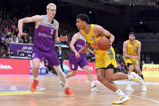 Oscar da Silva (Alba Berlin) (am Ball), Philipp Hartwich (BG Goettingen) (L) , Basketball, Bundesliga, BBL, BG Goettingen - Alba Berlin, 17.04.2022, BG Goettingen - Alba Berlin, Basketball, Bundesliga, GER, BBL, 17.04.2022 Goettingen Copyright: xEibner-Pressefotox-xRolandxSippelx