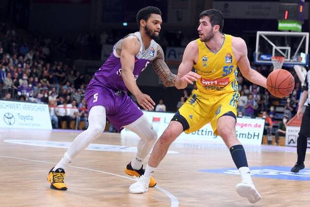 Yovel Zoosman (Alba Berlin) (am Ball), Jeff Roberson (BG Goettingen) (L) , Basketball, Bundesliga, BBL, BG Goettingen - Alba Berlin, 17.04.2022, BG Goettingen - Alba Berlin, Basketball, Bundesliga, GER, BBL, 17.04.2022 Goettingen Copyright: xEibner-Pressefotox-xRolandxSippelx