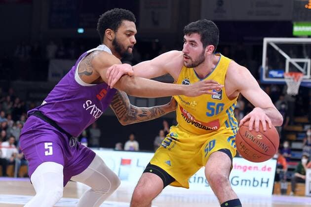 Yovel Zoosman (Alba Berlin) (am Ball), Jeff Roberson (BG Goettingen) (L) , Basketball, Bundesliga, BBL, BG Goettingen - Alba Berlin, 17.04.2022, BG Goettingen - Alba Berlin, Basketball, Bundesliga, GER, BBL, 17.04.2022 Goettingen Copyright: xEibner-Pressefotox-xRolandxSippelx