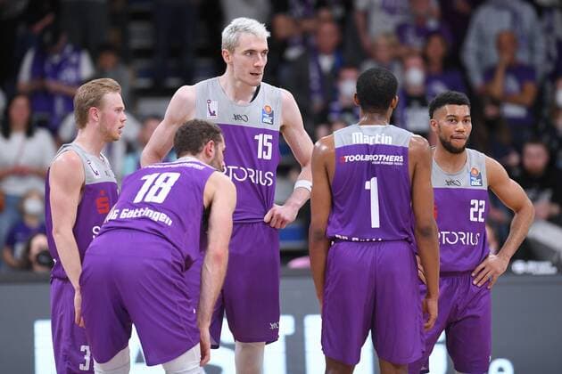 Team der BG: Harald Frey (BG Goettingen), Harper Kamp (NR 18), Philipp Hartwich, Jeremiah Martin (NR 1), Stephen Brown Jr. (L-R) , Basketball, Bundesliga, BBL, BG Goettingen - Alba Berlin, 17.04.2022, BG Goettingen - Alba Berlin, Basketball, Bundesliga, GER, BBL, 17.04.2022 Goettingen Copyright: xEibner-Pressefotox-xRolandxSippelx