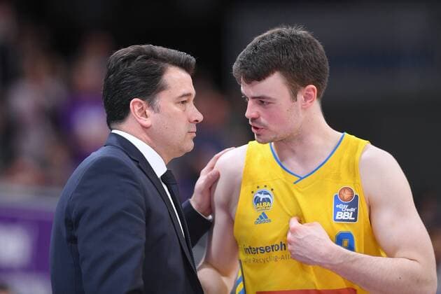 Israel Gonzelez (Head-Coach, Trainer Alba Berlin) und Jonas Mattisseck (R) , Basketball, Bundesliga, BBL, BG Goettingen - Alba Berlin, 17.04.2022, BG Goettingen - Alba Berlin, Basketball, Bundesliga, GER, BBL, 17.04.2022 Goettingen Copyright: xEibner-Pressefotox-xRolandxSippelx