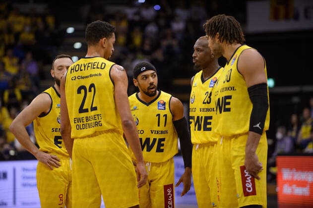 Phil Pressey (11 EWE Baskets Oldenburg), TJ Holyfield (22 EWE Baskets Oldenburg), Rickey Paulding (23 EWE Baskets Oldenburg), Reggie Lynch (50 EWE Baskets Oldenburg) und Max Heidegger (3 EWE Baskets Oldenburg) bei der Partie EWE Baskets Oldenburg vs Fraport Skyliners Frankfurt. Basketball, BBL, Saison 2021 2022, 31. Spieltag, 18.04.2022. Copyright: xErikxHillmer EIBNERx EP_EHR EWE Baskets Oldenburg vs Fraport Skyliners Frankfurt. Basketball, BBL, Saison 2021 2022, 31. Spieltag, 18.04.2022 Oldenburg Copyright: xErikxHillmer EIBNERx EP_EHR