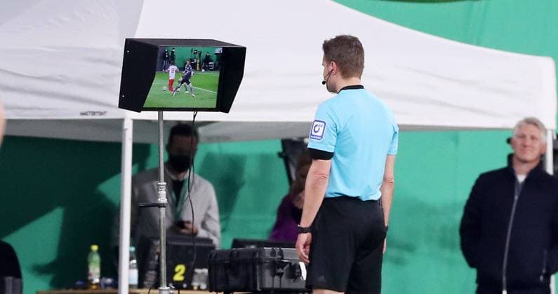 Sport Bilder des Tages RB Leipzig - Union Berlin Pokal 20.04.2022 Leipzig, 20.04.2022, Red Bull Arena, Fussball, DFB Pokal, Halbfinale , RB Leipzig vs. 1.FC Union Berlin , Im Bild: Schiedsrichter Felix Brych in der Videobeweis, Videoassistent, Video-assistent, VAR, review area. , DFB regulations prohibit any use of photographs as image sequences and or quasi-video ,