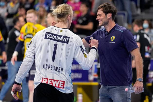 v.li.: Mikael Alf Appelgren (Torwart, RNL, 1), Uwe Gensheimer (RNL, 3), Spieler der Rhein-Neckar-Löwen, Jubel nach dem Schlusspfiff, Sieg, Sieger, Gewinner, jubelt, jubeln, Freude, optimistisch, Highlight, Action, Aktion, 21.04.2022, Mannheim (Deutschland), Handball, Bundesliga, Rhein-Neckar Löwen - TVB Stuttgart
