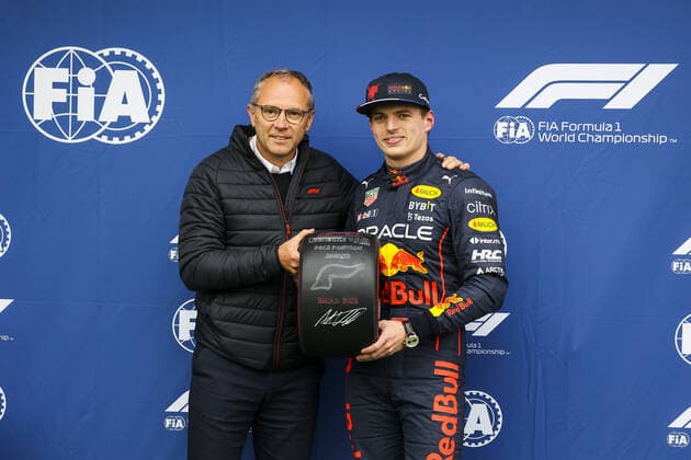 Sport Bilder des Tages DOMENICALI Stefano (ita), Chairman and CEO Formula One Group FOG, VERSTAPPEN Max (ned), Red Bull Racing RB18, portrait during the Formula 1 Grand Premio del Made in Italy e dell Emilia-Romagna 2022, 4th round of the 2022 FIA Formula One World Championship, WM, Weltmeisterschaft on the Imola Circuit, from April 22 to 24, 2022 in Imola, Italy - F1 - EMILIA ROMAGNA GRAND PRIX 2022 DPPI Panoramic 00122010_1R6_0531.JPG_